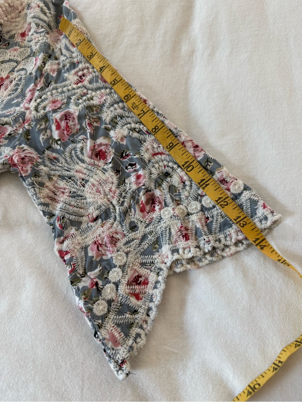 ✨ Solitaire Floral Lace Crochet Overlay Boho Top Blue Pink Size Small ✨ - Picture 9 of 12